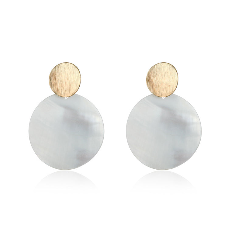 Timeless Elegance: 2Sonder's Round Shell Earrings - A Minimalist Touch for Everyday Wear