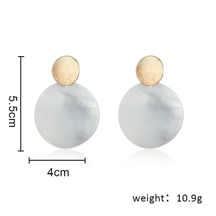 Timeless Elegance: 2Sonder's Round Shell Earrings - A Minimalist Touch for Everyday Wear