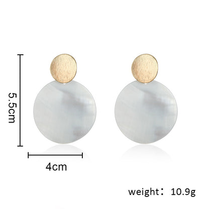 Timeless Elegance: 2Sonder's Round Shell Earrings - A Minimalist Touch for Everyday Wear