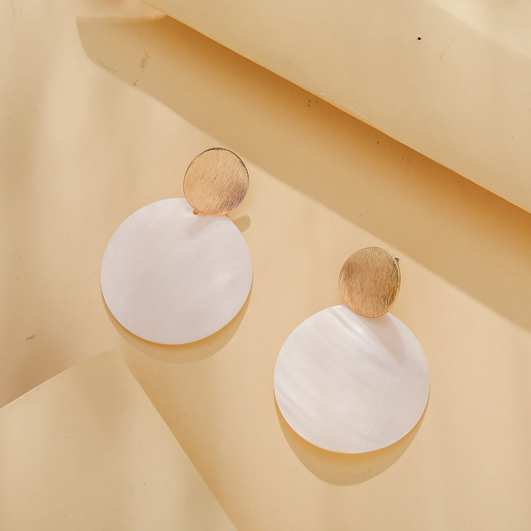 Timeless Elegance: 2Sonder's Round Shell Earrings - A Minimalist Touch for Everyday Wear