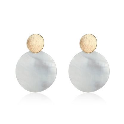 Timeless Elegance: 2Sonder's Round Shell Earrings - A Minimalist Touch for Everyday Wear