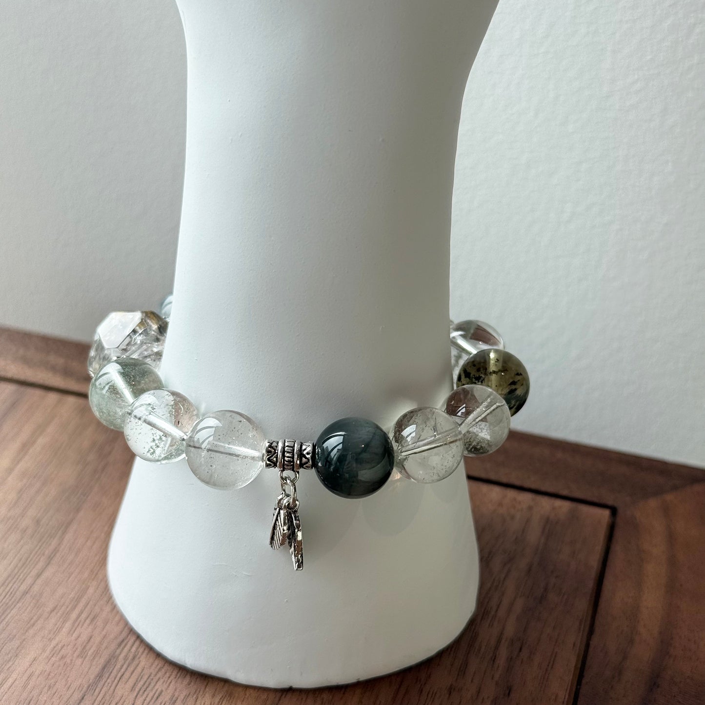 سوار من خرز الكوارتز الأزرق المصنوع من شعر الأرنب، مستوحى من الغابة المسحورة