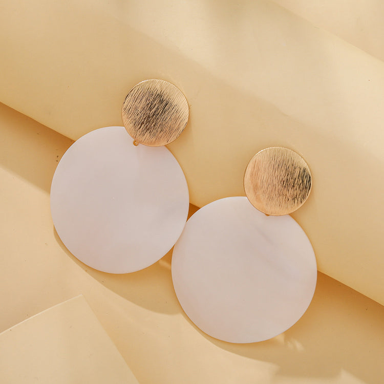 Timeless Elegance: 2Sonder's Round Shell Earrings - A Minimalist Touch for Everyday Wear