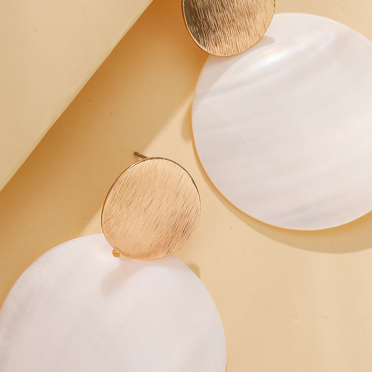 Timeless Elegance: 2Sonder's Round Shell Earrings - A Minimalist Touch for Everyday Wear