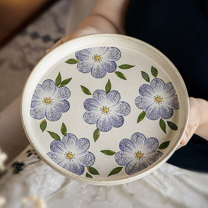This is an 8-inch ceramic plate with straight-edged round shape. In the surface of the plate, there are sesame glaze and vintage clematis patterns.