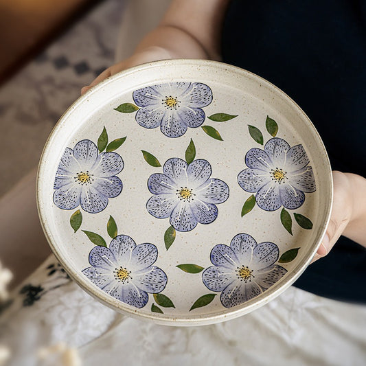This is an 8-inch ceramic plate with straight-edged round shape. In the surface of the plate, there are sesame glaze and vintage clematis patterns.