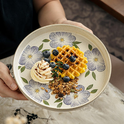 This is an 8-inch ceramic plate with straight-edged round shape. In the surface of the plate, there are sesame glaze and vintage clematis patterns.