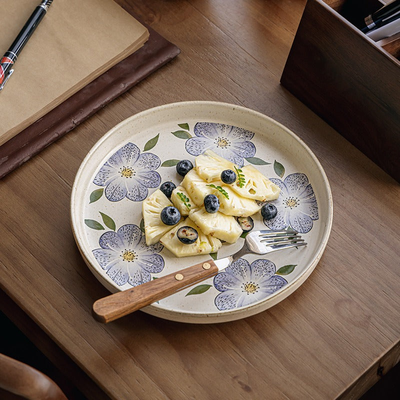This is an 8-inch ceramic plate with straight-edged round shape. In the surface of the plate, there are sesame glaze and vintage clematis patterns.