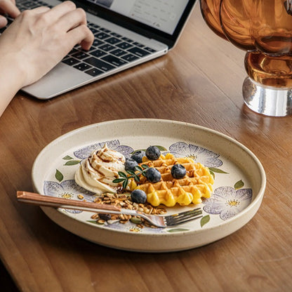 This is an 8-inch ceramic plate with straight-edged round shape. In the surface of the plate, there are sesame glaze and vintage clematis patterns.
