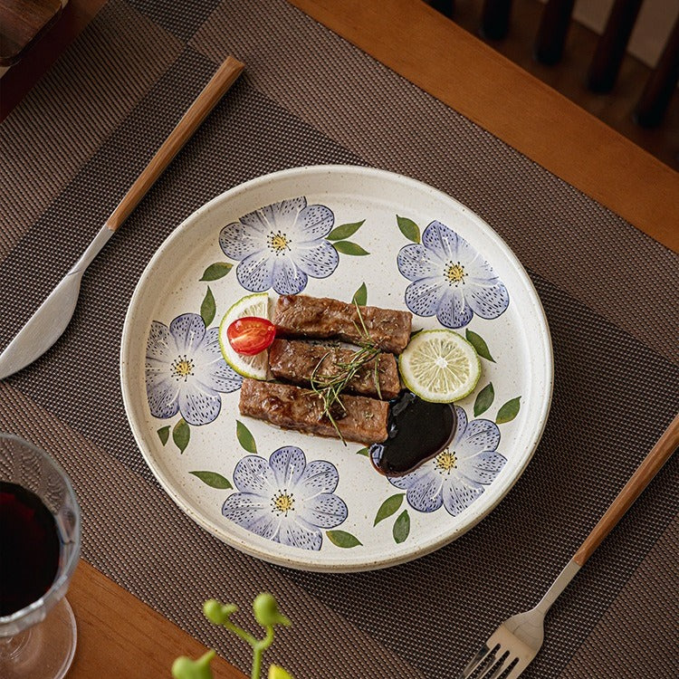 This is an 8-inch ceramic plate with straight-edged round shape. In the surface of the plate, there are sesame glaze and vintage clematis patterns.