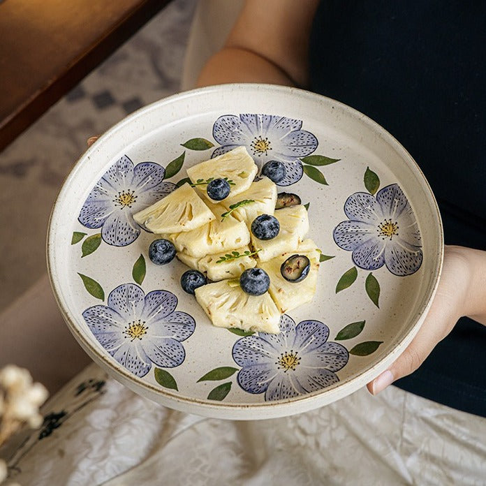 This is an 8-inch ceramic plate with straight-edged round shape. In the surface of the plate, there are sesame glaze and vintage clematis patterns.