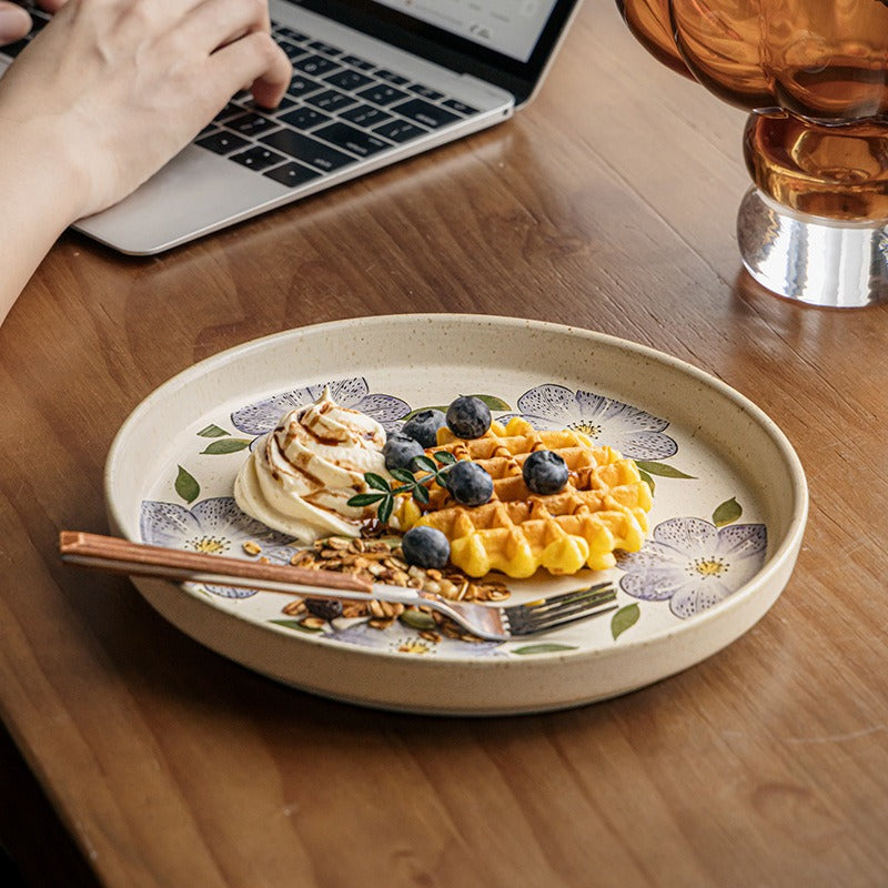 This is an 8-inch ceramic plate with straight-edged round shape. In the surface of the plate, there are sesame glaze and vintage clematis patterns.