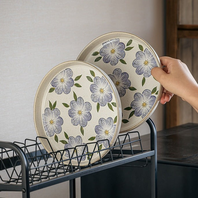 This is an 8-inch ceramic plate with straight-edged round shape. In the surface of the plate, there are sesame glaze and vintage clematis patterns.