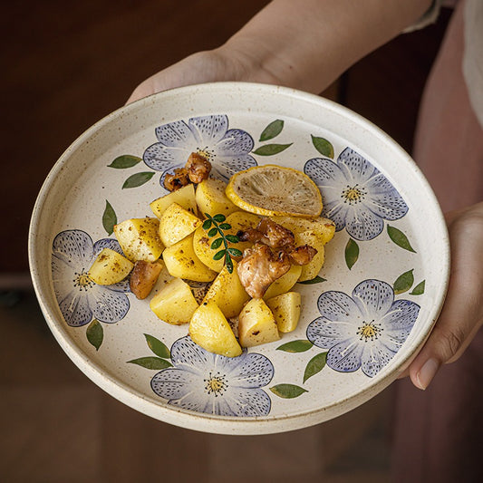 This is an 8-inch ceramic plate with straight-edged round shape. In the surface of the plate, there are sesame glaze and vintage clematis patterns.