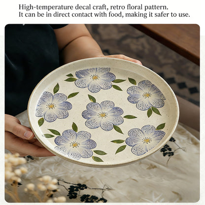 This is an 8-inch ceramic plate with straight-edged round shape. In the surface of the plate, there are sesame glaze and vintage clematis patterns.