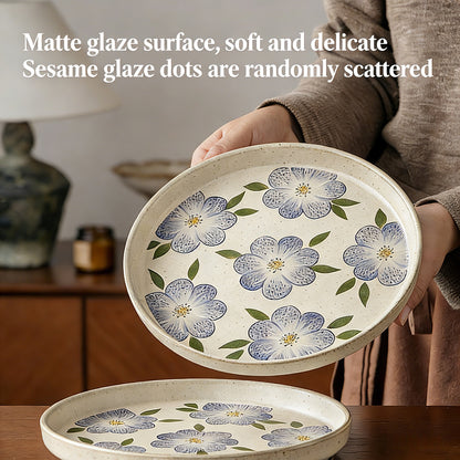 This is an 8-inch ceramic plate with straight-edged round shape. In the surface of the plate, there are sesame glaze and vintage clematis patterns.