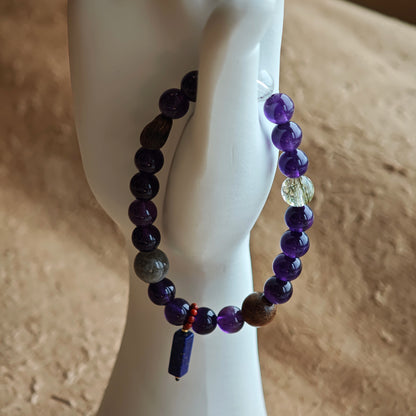 This is a Uruguayan amethyst bracelet comes with amethyst, rutilated quartz, clear quartz and aloeswood. And there is a pendant with lapis lazuli and southern red agate as a decoration.