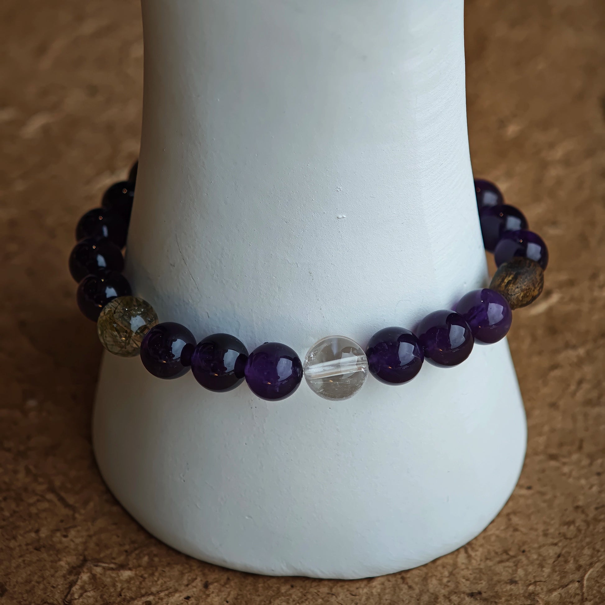 This is a Uruguayan amethyst bracelet comes with amethyst, rutilated quartz, clear quartz and aloeswood. And there is a pendant with lapis lazuli and southern red agate as a decoration.