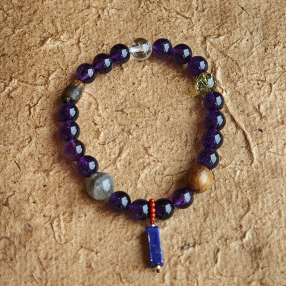 This is a Uruguayan amethyst bracelet comes with amethyst, rutilated quartz, clear quartz and aloeswood. And there is a pendant with lapis lazuli and southern red agate as a decoration.
