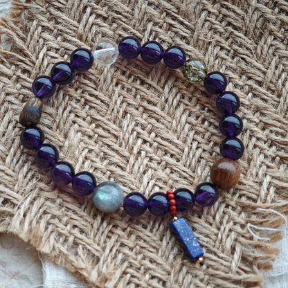 This is a Uruguayan amethyst bracelet comes with amethyst, rutilated quartz, clear quartz and aloeswood. And there is a pendant with lapis lazuli and southern red agate as a decoration.