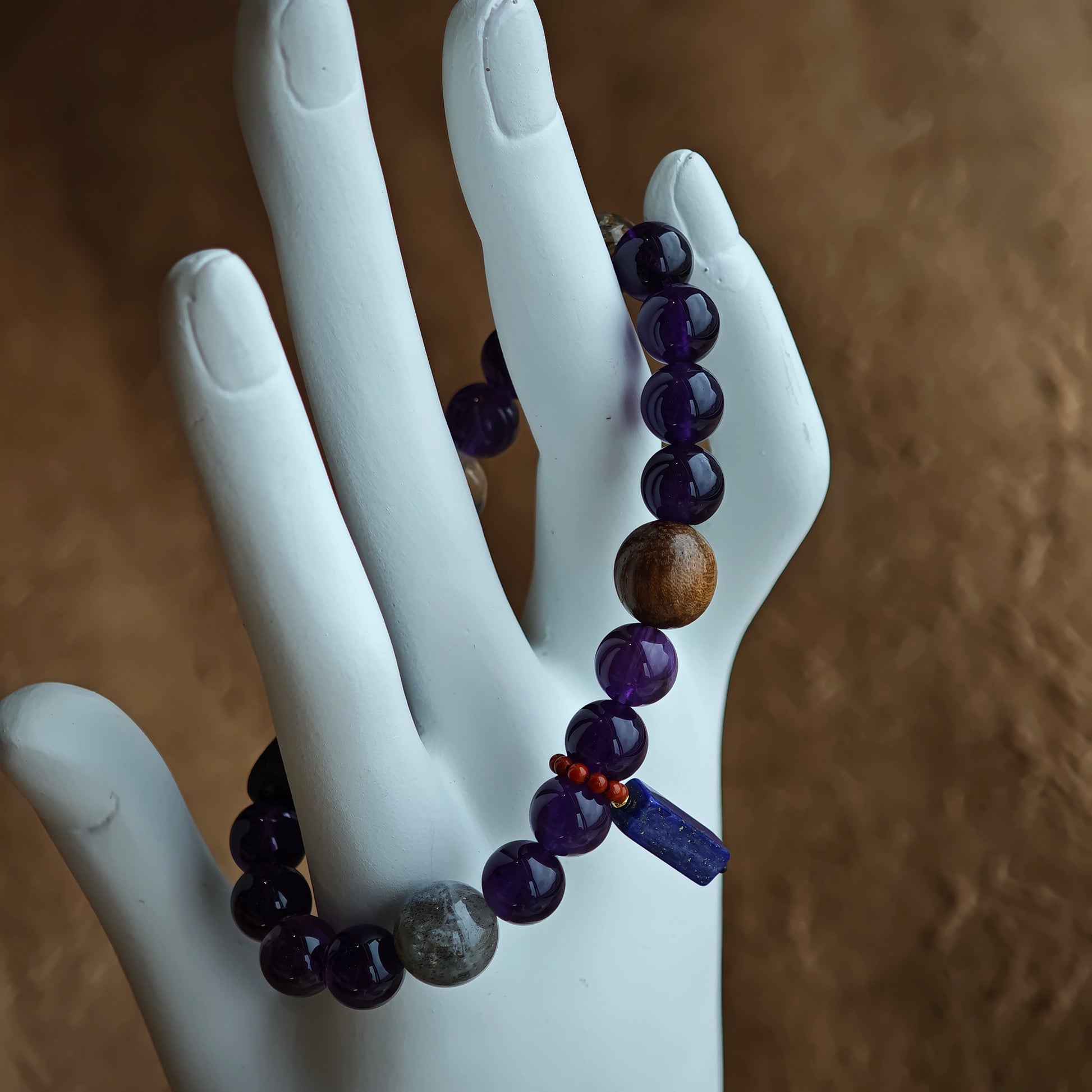 This is a Uruguayan amethyst bracelet comes with amethyst, rutilated quartz, clear quartz and aloeswood. And there is a pendant with lapis lazuli and southern red agate as a decoration.