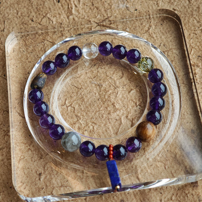 This is a Uruguayan amethyst bracelet comes with amethyst, rutilated quartz, clear quartz and aloeswood. And there is a pendant with lapis lazuli and southern red agate as a decoration.