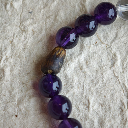 This is a Uruguayan amethyst bracelet comes with amethyst, rutilated quartz, clear quartz and aloeswood. And there is a pendant with lapis lazuli and southern red agate as a decoration.
