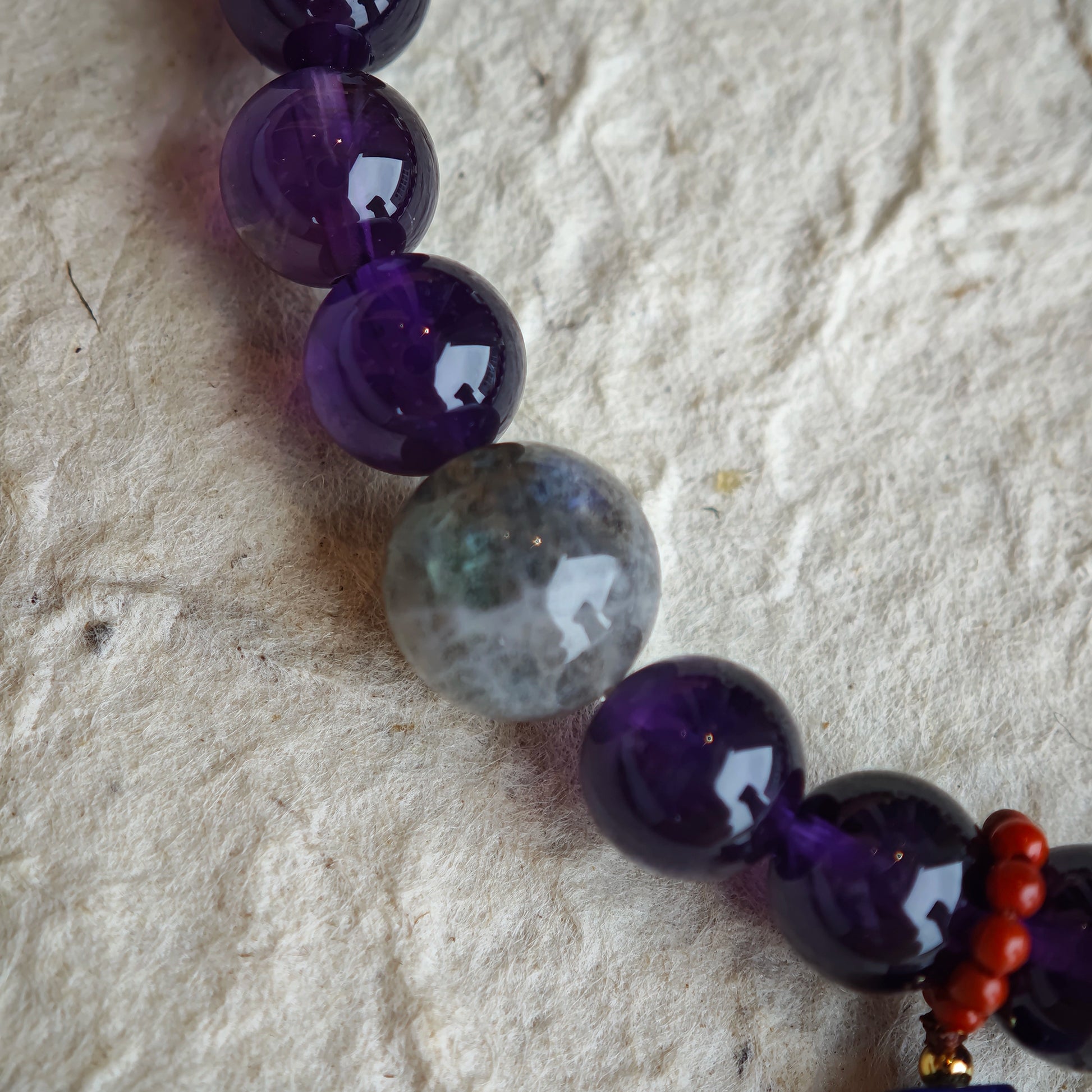 This is a Uruguayan amethyst bracelet comes with amethyst, rutilated quartz, clear quartz and aloeswood. And there is a pendant with lapis lazuli and southern red agate as a decoration.