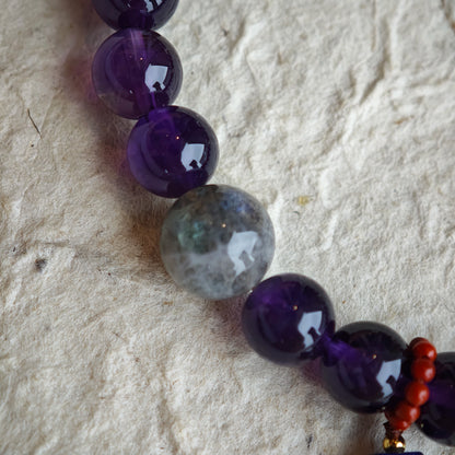 This is a Uruguayan amethyst bracelet comes with amethyst, rutilated quartz, clear quartz and aloeswood. And there is a pendant with lapis lazuli and southern red agate as a decoration.