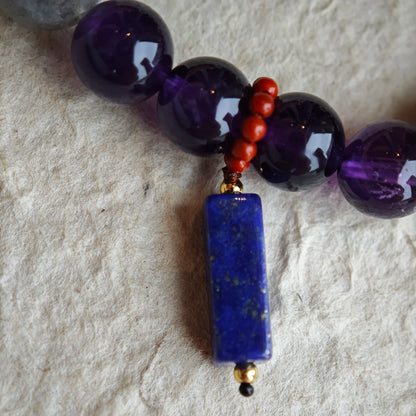 This is a Uruguayan amethyst bracelet comes with amethyst, rutilated quartz, clear quartz and aloeswood. And there is a pendant with lapis lazuli and southern red agate as a decoration.