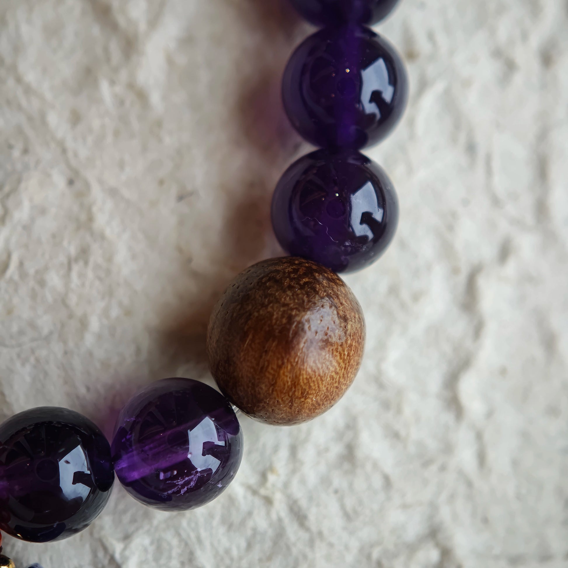 This is a Uruguayan amethyst bracelet comes with amethyst, rutilated quartz, clear quartz and aloeswood. And there is a pendant with lapis lazuli and southern red agate as a decoration.