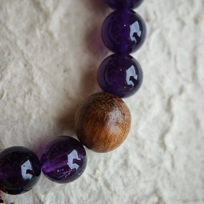 This is a Uruguayan amethyst bracelet comes with amethyst, rutilated quartz, clear quartz and aloeswood. And there is a pendant with lapis lazuli and southern red agate as a decoration.