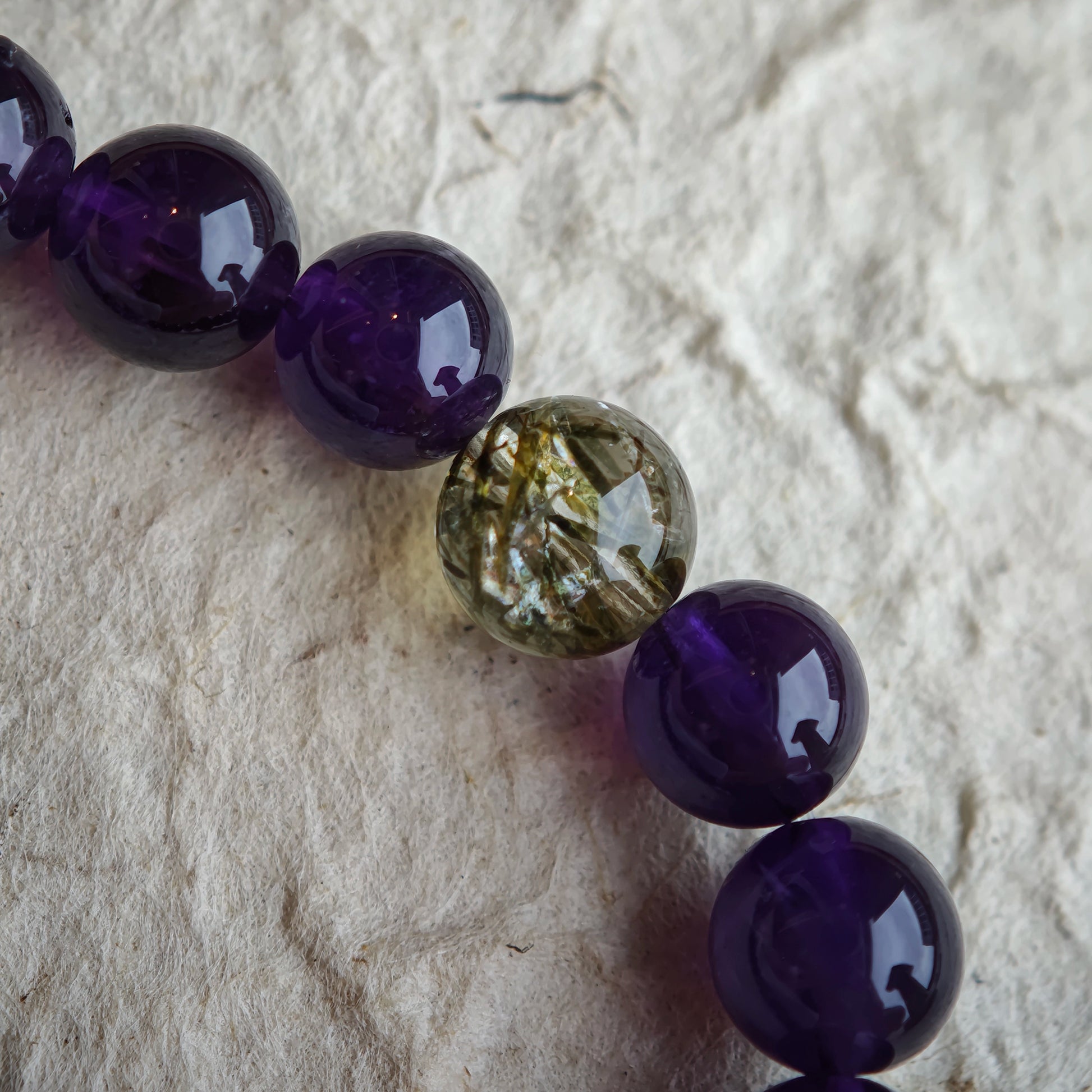 This is a Uruguayan amethyst bracelet comes with amethyst, rutilated quartz, clear quartz and aloeswood. And there is a pendant with lapis lazuli and southern red agate as a decoration.