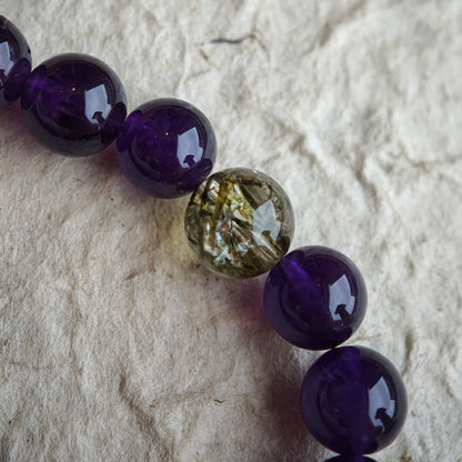 This is a Uruguayan amethyst bracelet comes with amethyst, rutilated quartz, clear quartz and aloeswood. And there is a pendant with lapis lazuli and southern red agate as a decoration.