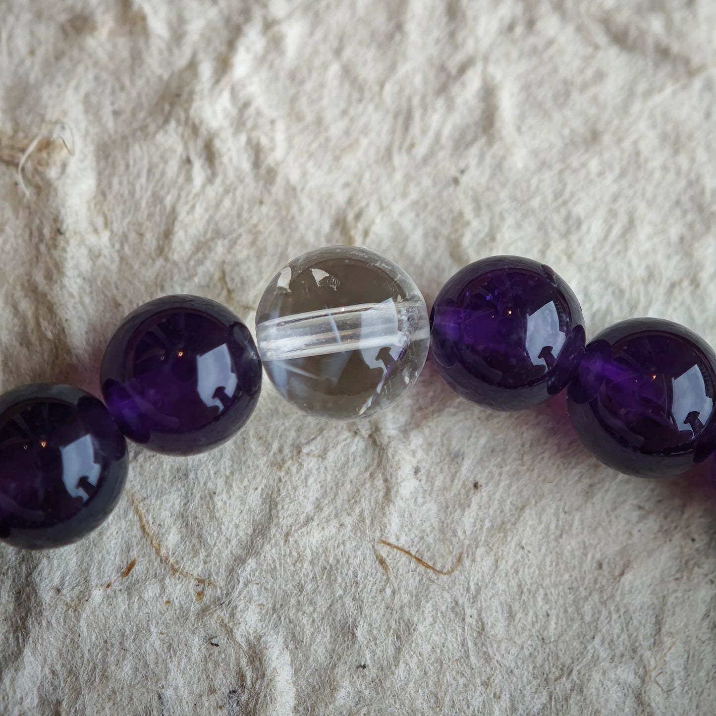 This is a Uruguayan amethyst bracelet comes with amethyst, rutilated quartz, clear quartz and aloeswood. And there is a pendant with lapis lazuli and southern red agate as a decoration.