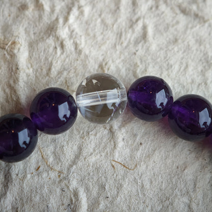 This is a Uruguayan amethyst bracelet comes with amethyst, rutilated quartz, clear quartz and aloeswood. And there is a pendant with lapis lazuli and southern red agate as a decoration.