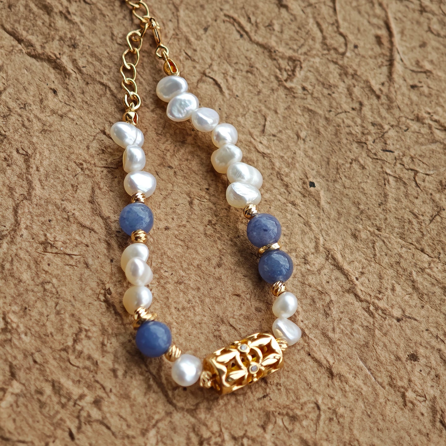 This is a bracelet crafted with S925 silver, blue aventurine, zircon, and pearls. It blends French and Chinese aesthetics and will bring elegance and good fortune.