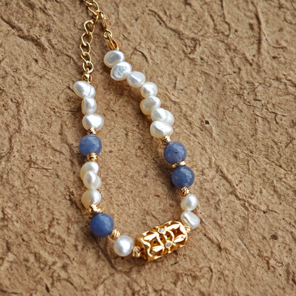 This is a bracelet crafted with S925 silver, blue aventurine, zircon, and pearls. It blends French and Chinese aesthetics and will bring elegance and good fortune.