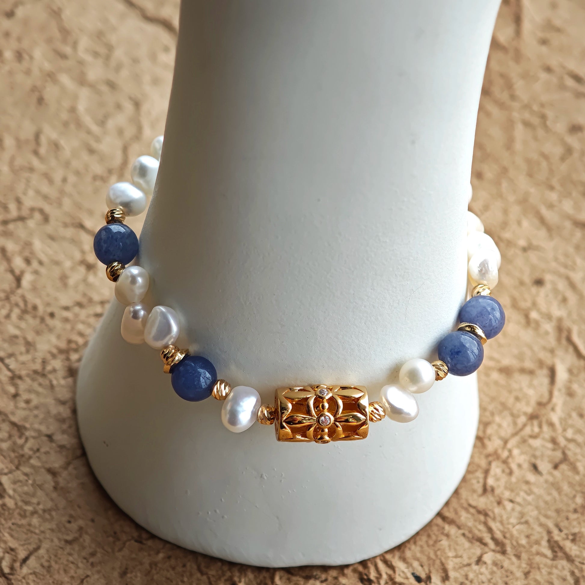 This is a bracelet crafted with S925 silver, blue aventurine, zircon, and pearls. It blends French and Chinese aesthetics and will bring elegance and good fortune.