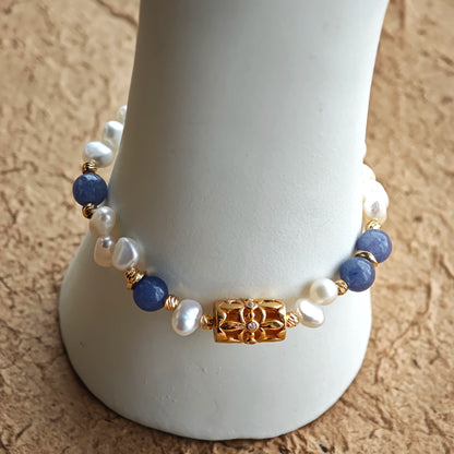 This is a bracelet crafted with S925 silver, blue aventurine, zircon, and pearls. It blends French and Chinese aesthetics and will bring elegance and good fortune.