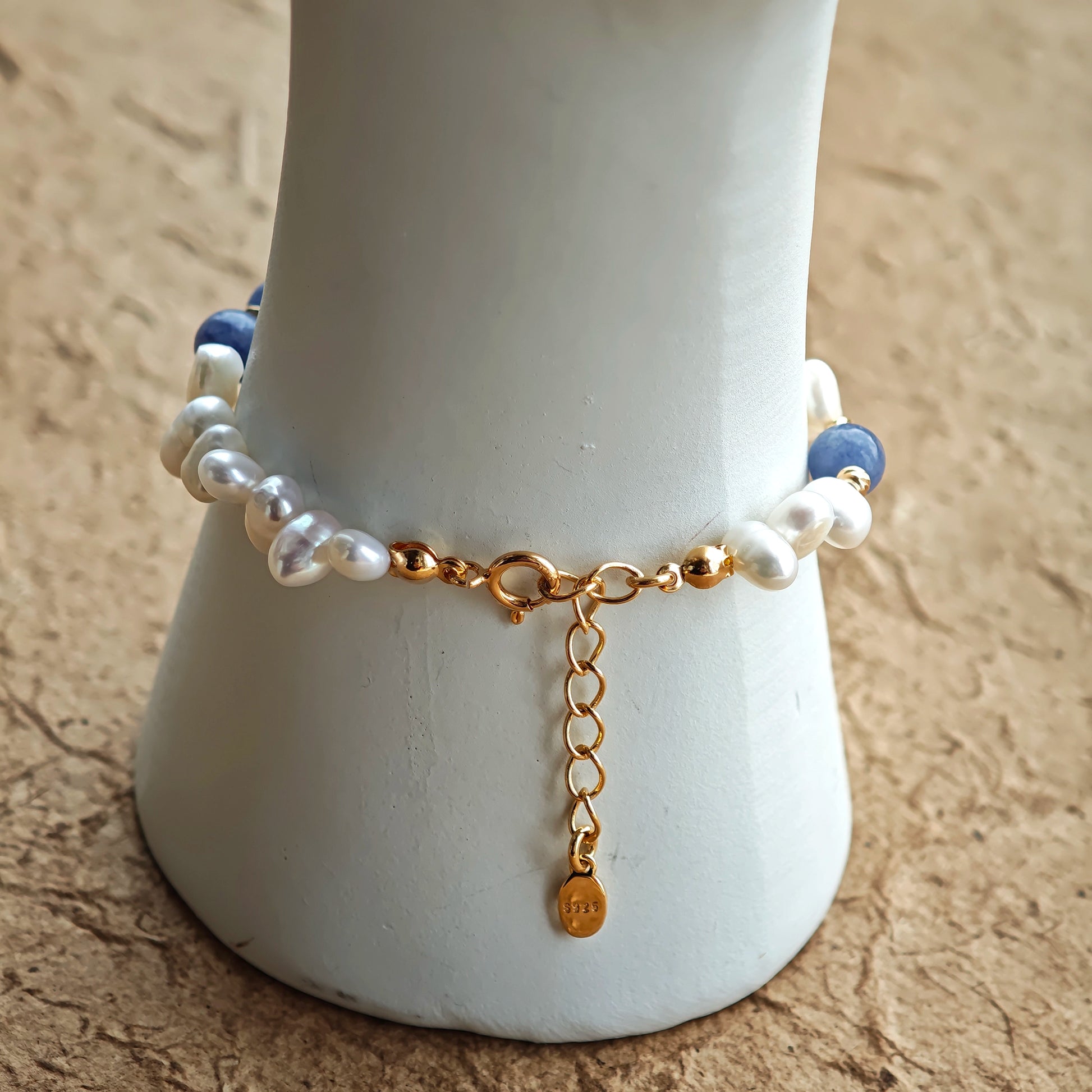 This is a bracelet crafted with S925 silver, blue aventurine, zircon, and pearls. It blends French and Chinese aesthetics and will bring elegance and good fortune.