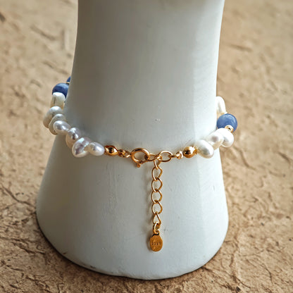 This is a bracelet crafted with S925 silver, blue aventurine, zircon, and pearls. It blends French and Chinese aesthetics and will bring elegance and good fortune.