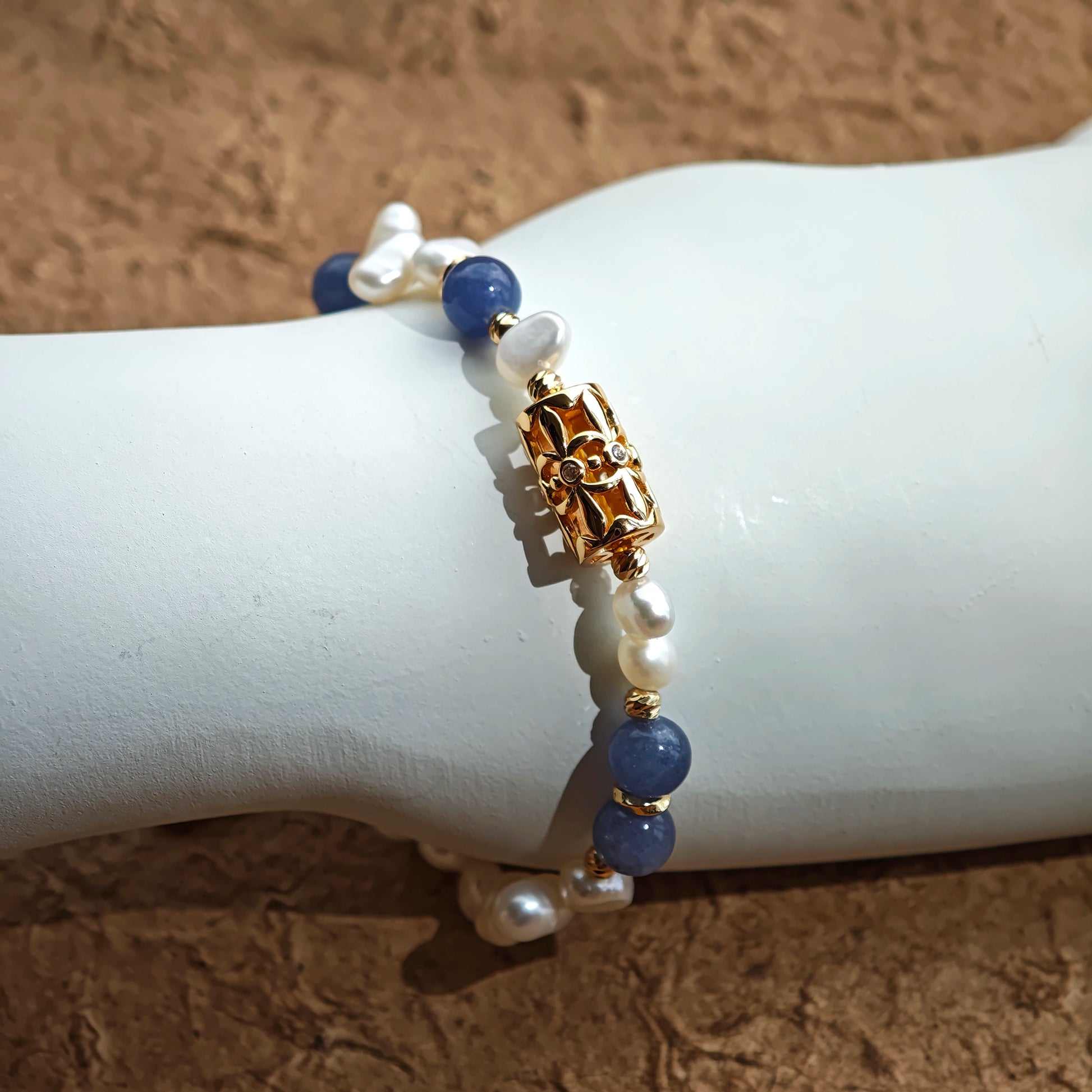 This is a bracelet crafted with S925 silver, blue aventurine, zircon, and pearls. It blends French and Chinese aesthetics and will bring elegance and good fortune.