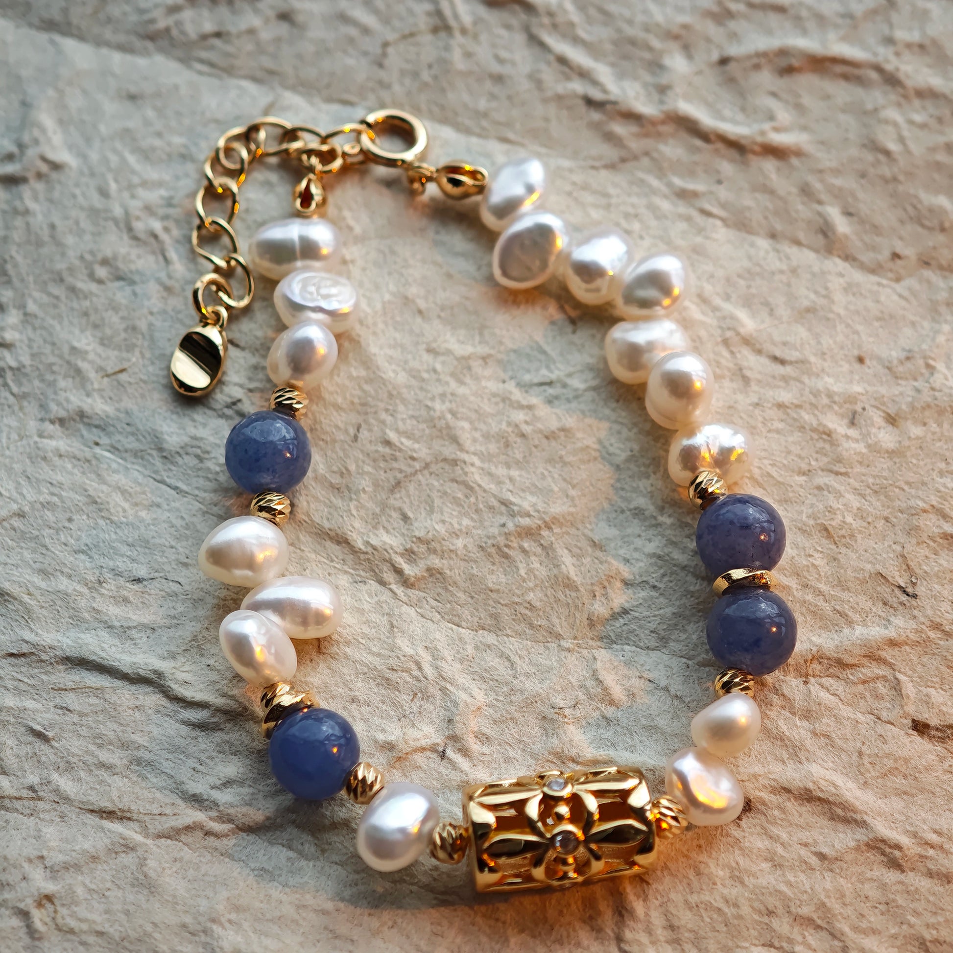 This is a bracelet crafted with S925 silver, blue aventurine, zircon, and pearls. It blends French and Chinese aesthetics and will bring elegance and good fortune.