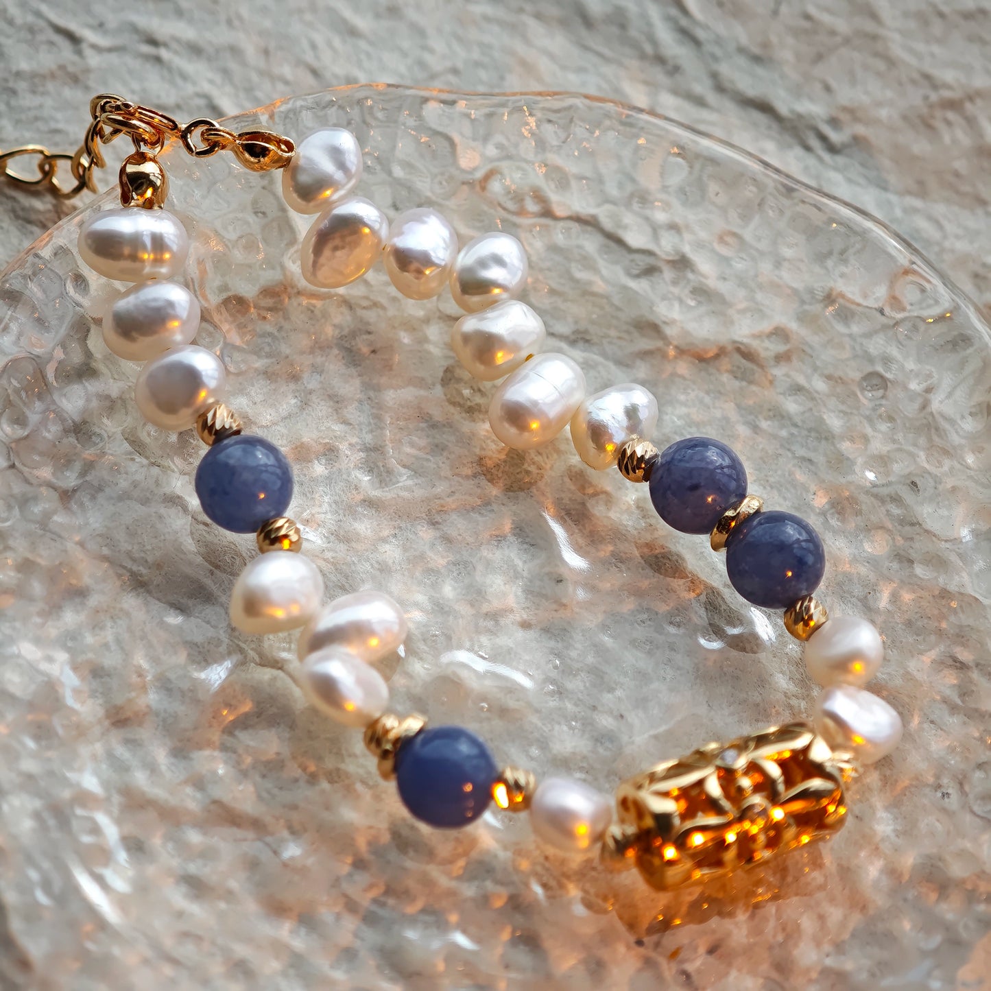 This is a bracelet crafted with S925 silver, blue aventurine, zircon, and pearls. It blends French and Chinese aesthetics and will bring elegance and good fortune.