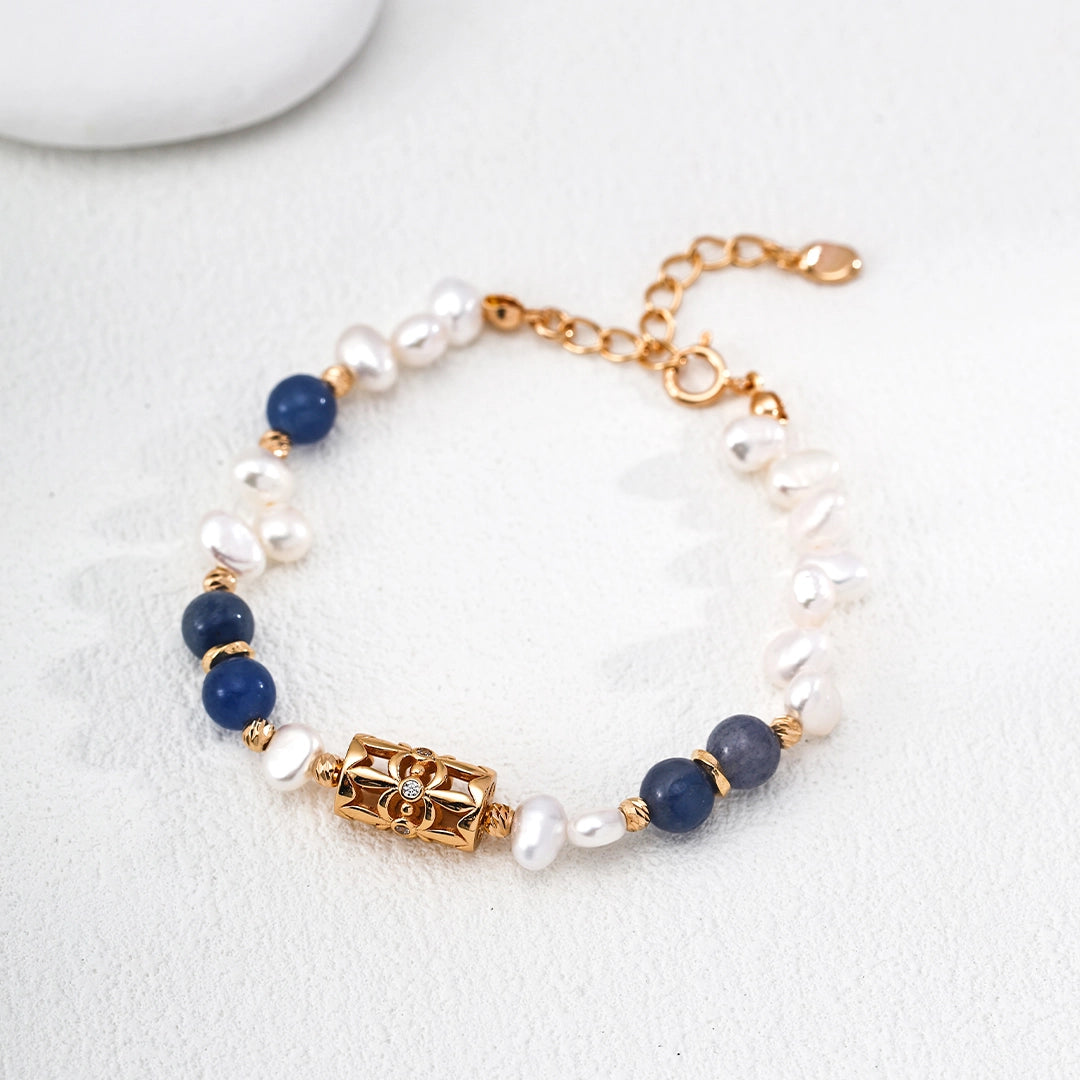 This is a bracelet crafted with S925 silver, blue aventurine, zircon, and pearls. It blends French and Chinese aesthetics and will bring elegance and good fortune.