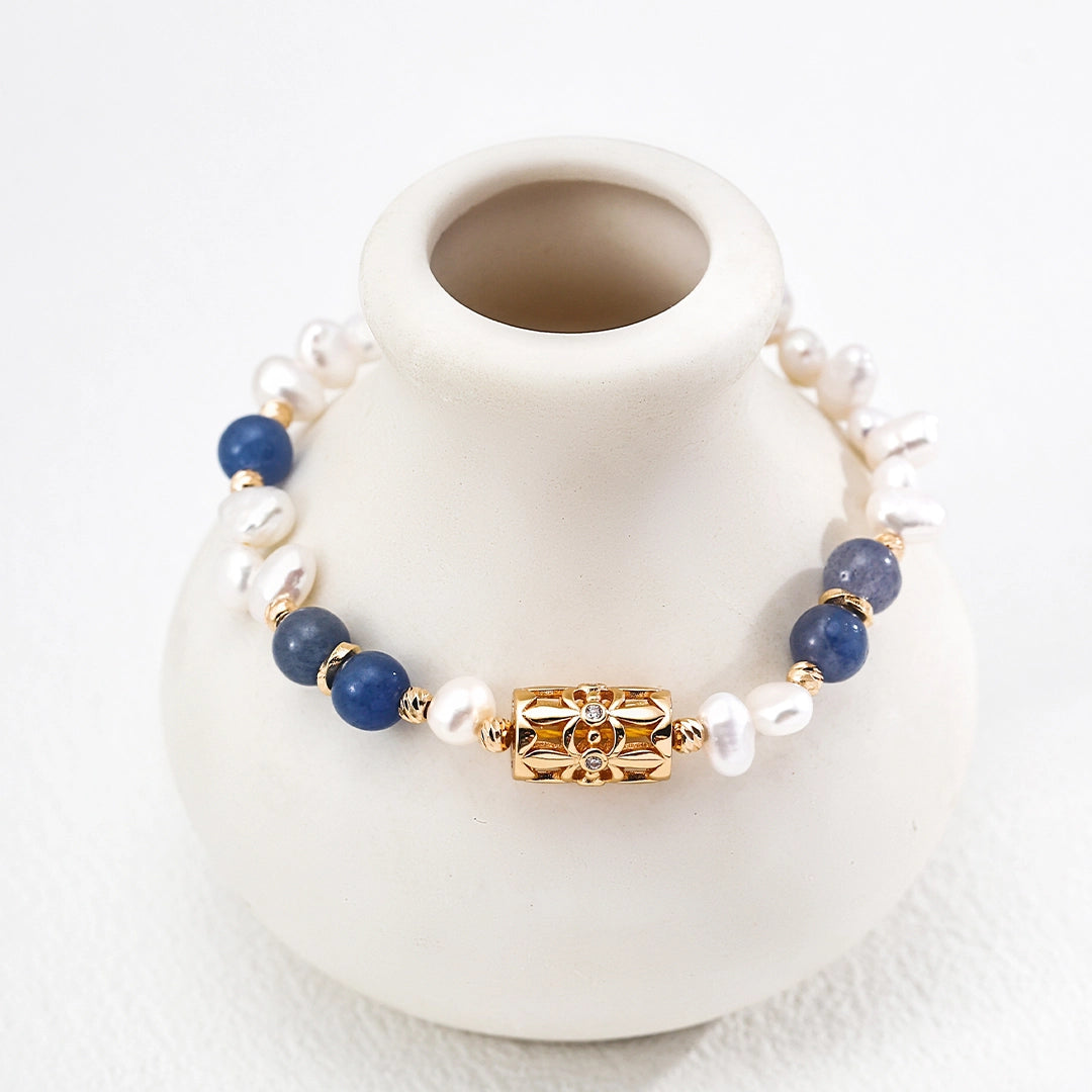 This is a bracelet crafted with S925 silver, blue aventurine, zircon, and pearls. It blends French and Chinese aesthetics and will bring elegance and good fortune.