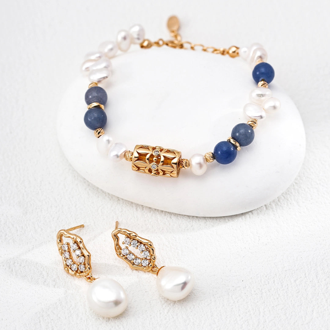 This is a bracelet crafted with S925 silver, blue aventurine, zircon, and pearls. It blends French and Chinese aesthetics and will bring elegance and good fortune.