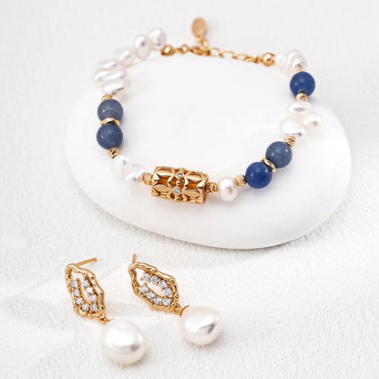 This is a bracelet crafted with S925 silver, blue aventurine, zircon, and pearls. It blends French and Chinese aesthetics and will bring elegance and good fortune.