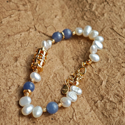 This is a bracelet crafted with S925 silver, blue aventurine, zircon, and pearls. It blends French and Chinese aesthetics and will bring elegance and good fortune.